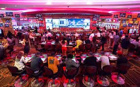 Platform evos toto menampilkan berbagai kategori permainan olahraga, kasino langsung, dan slot games